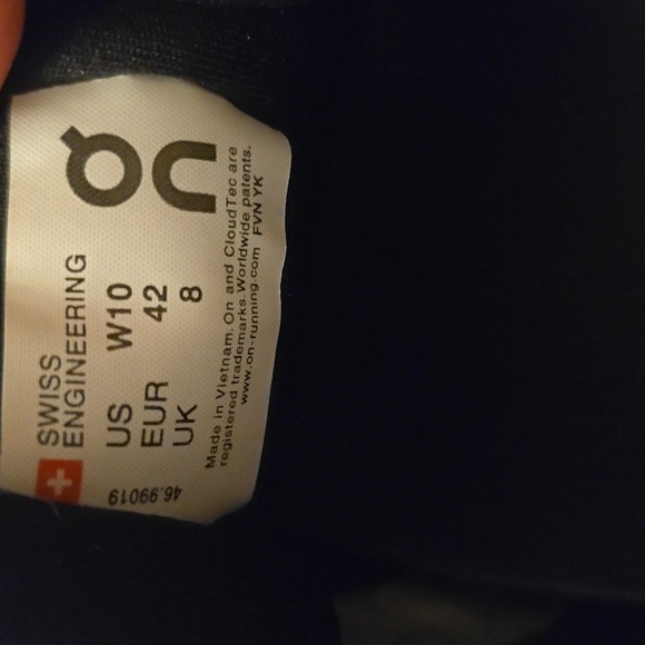 On Running cloudrunner shoes - Picture 3 of 7